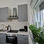 Bright And Spacious With Grill *** 公寓 普拉