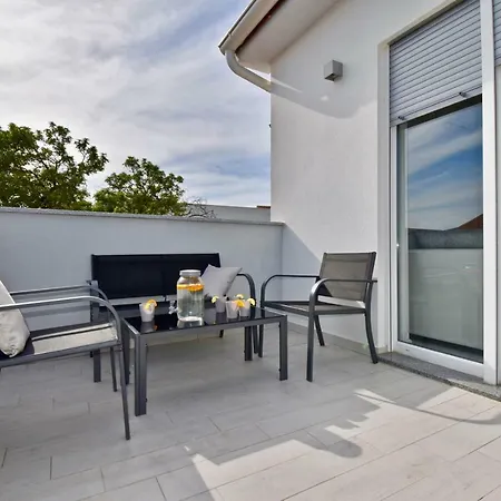 Bright And Spacious With Grill *** *