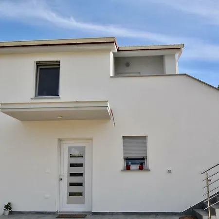 Bright And Spacious With Grill *** *