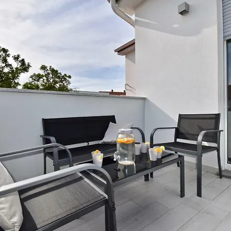 Bright And Spacious With Grill *** Lägenhet
