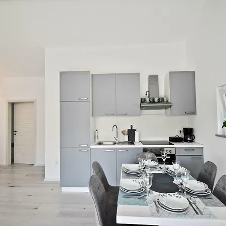 Bright And Spacious With Grill *** Lägenhet Pula