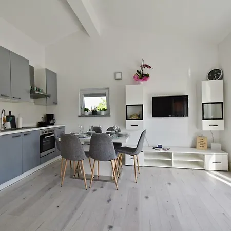 Apartment Bright And Spacious With Grill *** Pula