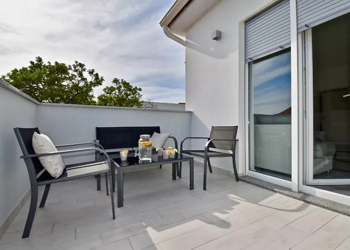 Bright And Spacious With Grill *** *