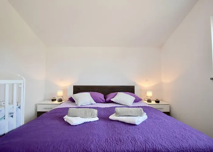 Bright And Spacious With Grill ***