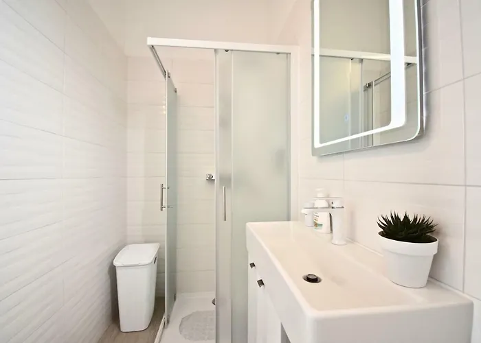 Bright And Spacious With Grill *** *