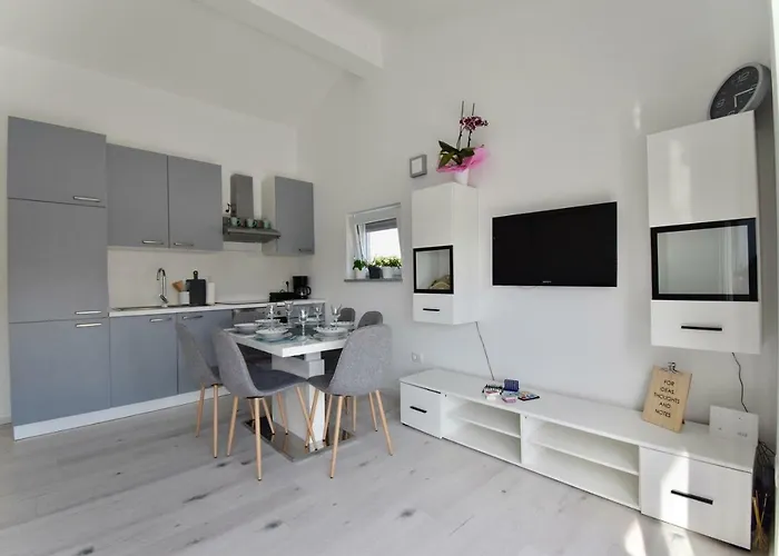 Bright And Spacious With Grill ***