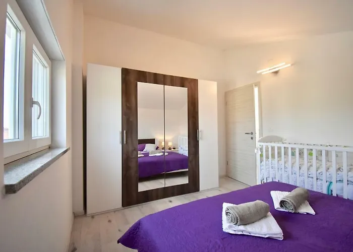 Bright And Spacious With Grill *** *