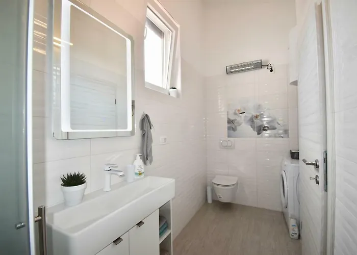 Apartament Bright And Spacious With Grill ***