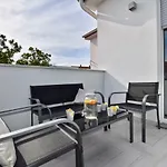 Bright And Spacious With Grill *** Lägenhet