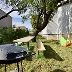 Bright And Spacious With Grill *** Lägenhet *