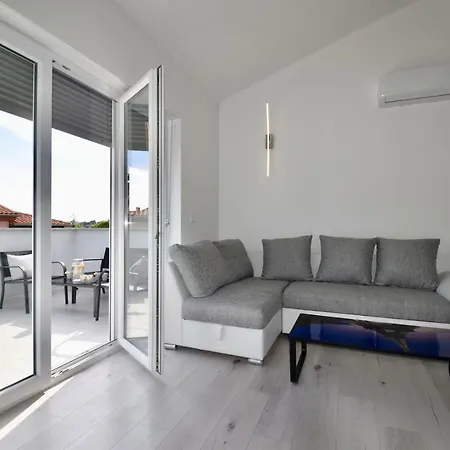 Bright And Spacious With Grill *** *