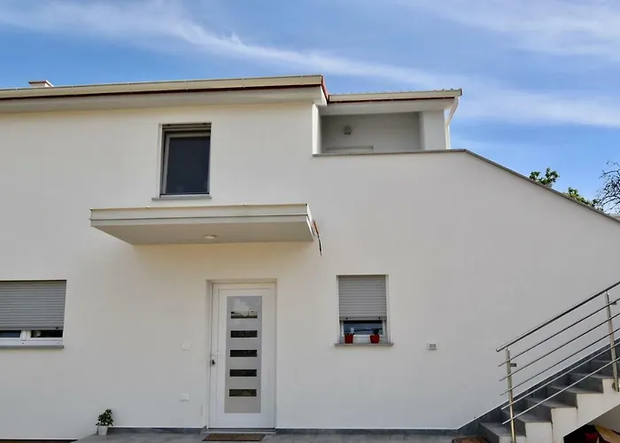 Bright And Spacious With Grill *** *