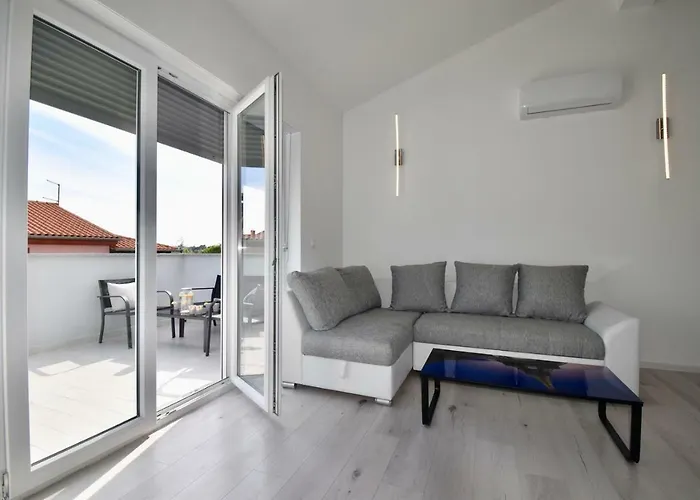 Bright And Spacious With Grill *** *