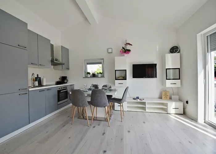 아파트 Bright And Spacious With Grill *** 풀라